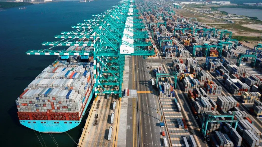 HÃNG TÀU MAERSK THỞ PHÀO KHI EVERGREEN VÀ MSC RÚT DẦN KHỎI CẢNG TRUNG CHUYỂN PORT OF TANJUNG PELEPAS (PTP)